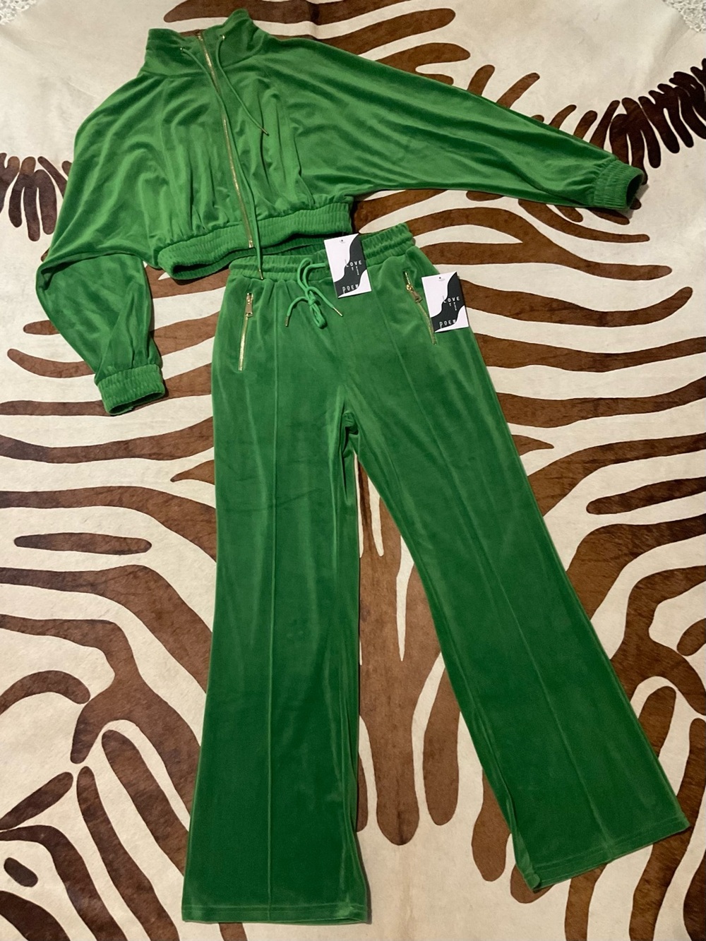 NWT Vibrant Green Velour Track Suit Cropped Jacket Wide Leg Pants Size Small - Picture 2 of 12